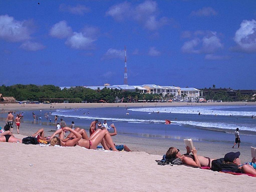 Angkul Angkul Beach Inn Kuta By Kamara Extérieur photo